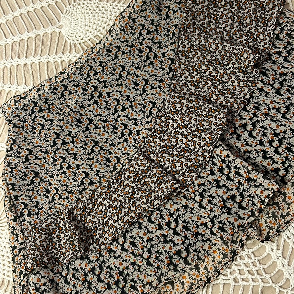 Flowered mini skirt. Size large